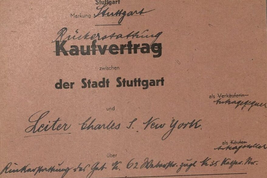 Aktendeckel der Rückerstattungsakte Katharinenstraße 35. Das Haus hatte ursprünglich dem jüdischen Metzgermeister Eduard Leiter (1865-1942) gehört, der zusammen mit seiner Frau Ernestine im KZ Theresienstadt ermordet wurde. Das Haus wurde im Oktober 1939 von der Finanzverwaltung beschlagnahmt und im Juni 1943 der Stadt Stuttgart übertragen. Der Sohn Charles S. Leiter, dem im Oktober 1939 die Flucht in die USA geglückt war, konnte nach Kriegsende nur mit großer Mühe den Rückerstattungsprozess durchsetzen.