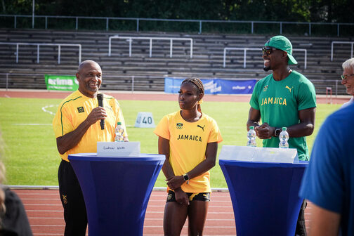 Jamaikanische Sportler geben ein Interview