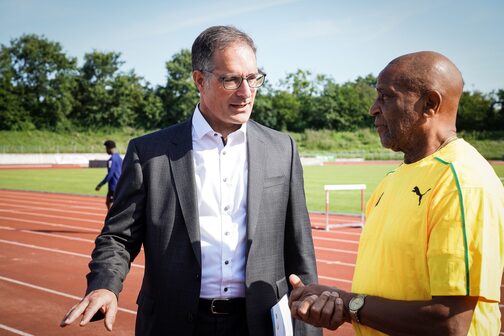 Bürgermeister Dr. Clemens Maier und ein jamaikanischer Trainer.
