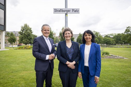 OB Nopper, Jeanne Barseghian und Muhterem Aras vor dem neuen Straßenschild "Straßburger Platz"
