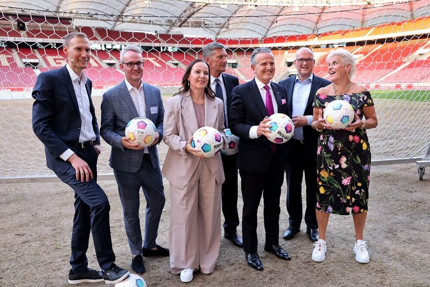 Menschen im Stadion halten Bälle