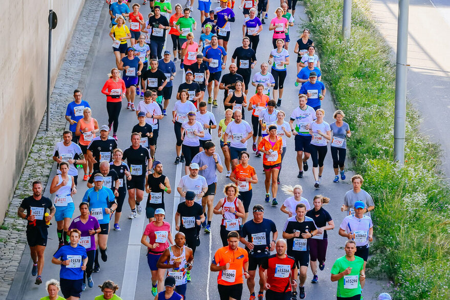 Läuferinnen und Läufer in bunter Laufkleidung auf einer Stuttgarter Straße