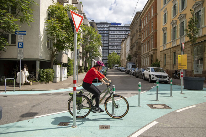Ein Fahrradfahrer fährt durch den Superblock.