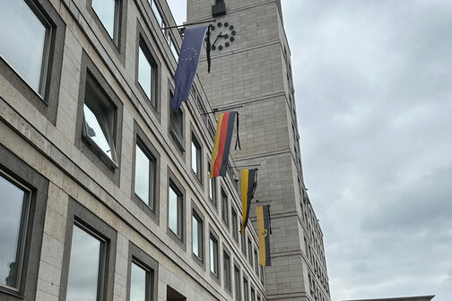 Stuttgarter Rathaus mit Trauerbeflaggung