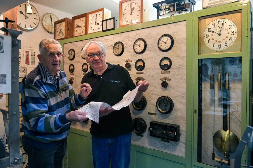 Hans Peter Kuban und Hartmut Kercher stehen vor der alten Zentraluhr.