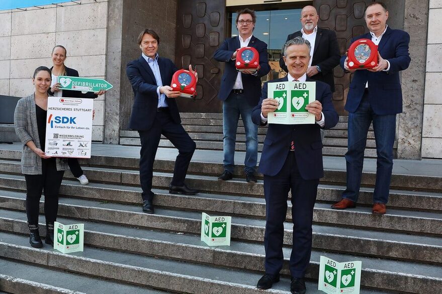 Verschiedene Vertreterinnen und Vertreter der Initiative sowie Oberbürgermeister Dr. Nopper stehen auf der Treppe vor dem Rathaus.