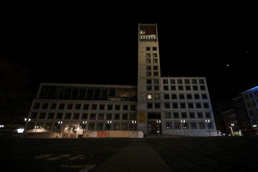 Blick auf das Rathaus, das am Abend nicht beleuchtet und dunkel ist.