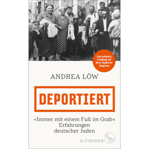 Das Cover des Buches "Deportiert - "Immer mit einem Fuß im Grab" Erfahrungen deutscher Juden" der Autorin Andrea Löw. IN der oberen Bildhälfte ist ein schwarzweiß Bild zu sehen auf dem eine Menschengruppe teils sorgenvoll in die Kamera blickt.