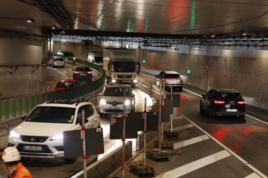 Fahrzeuge im Leuzetunnel.