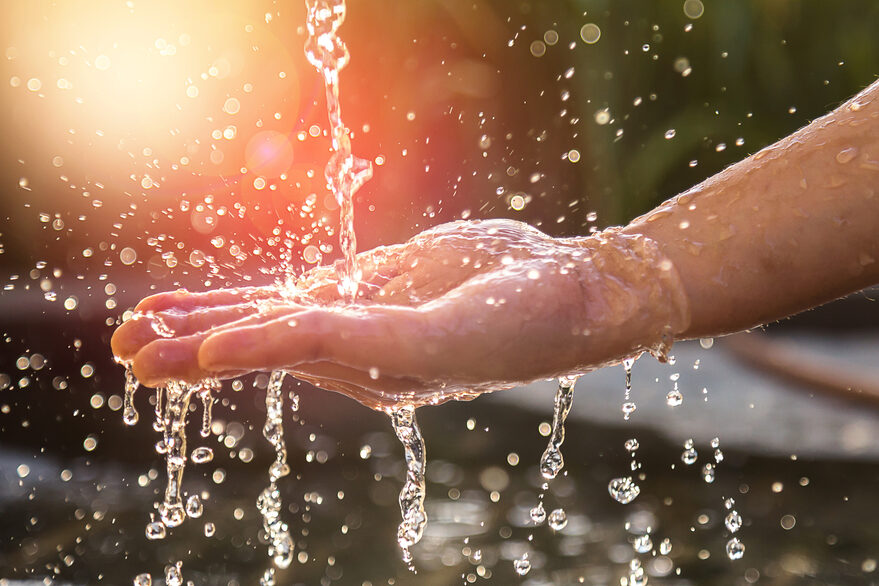 Hand unter fließendem Wasser