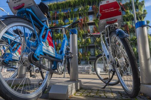 Fahrrad Regiorad Mietrad Stellplatz vor grüner begrünter Fassade am Rotebühlplatz