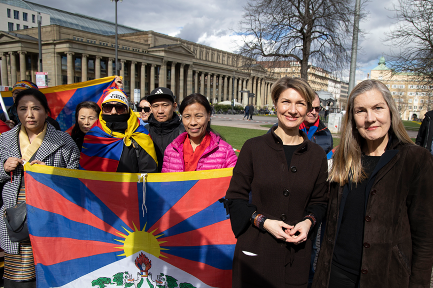 Alexandra Sußmann und Veronika Kienzle mit der Regionalgruppe Stuttgart der Tibet Initiative Deutschland auf dem Schlossplatz.