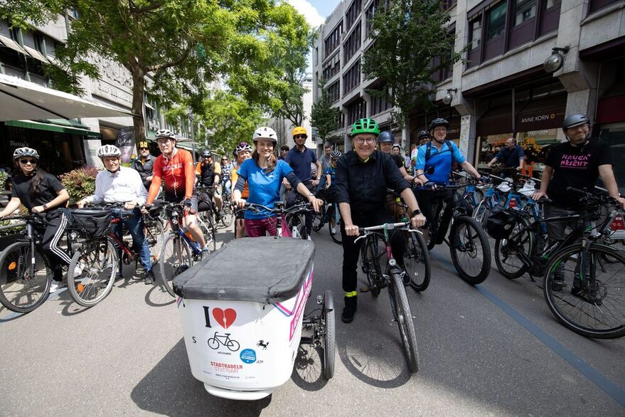 Der Bürgermeister für Städtebau, Wohnen und Umwelt, Peter Pätzold (rechts vorne) und die Fahrradbeauftragte der Landeshauptstadt Stuttgart, Eva Adam, bei der Auftaktveranstaltung zum Stadtradeln Stuttgart 2022.