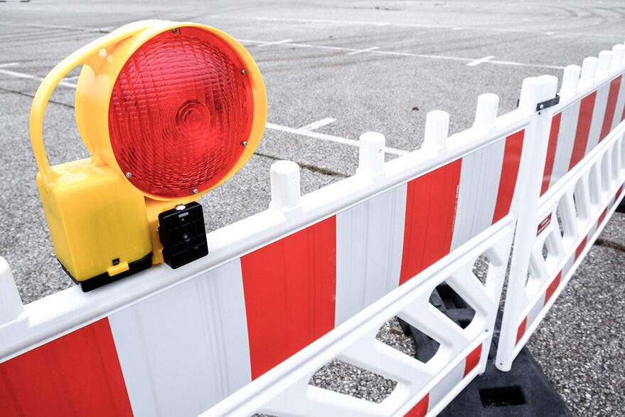 Nahaufnahme eine Straßenabsperrung mit Baulicht.