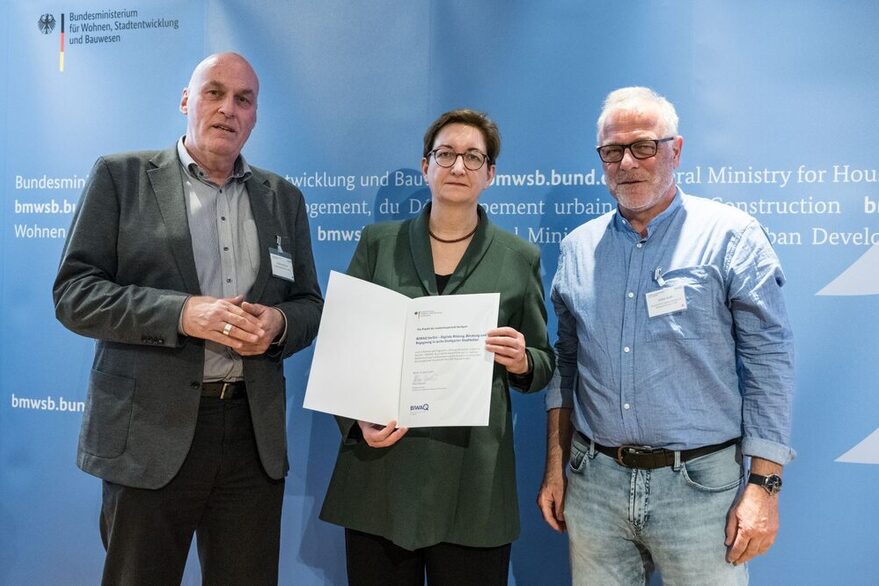 Übergabe der Förderurkunde „BIWAQ VorOrt“ durch Bundesministerin Klara Geywitz an Projektleiter Thomas Kirstein (Jobcenter Stuttgart, links) und Volker Kraft (Gesellschaft für Jugendsozialarbeit und Bildungsförderung e.V., rechts).