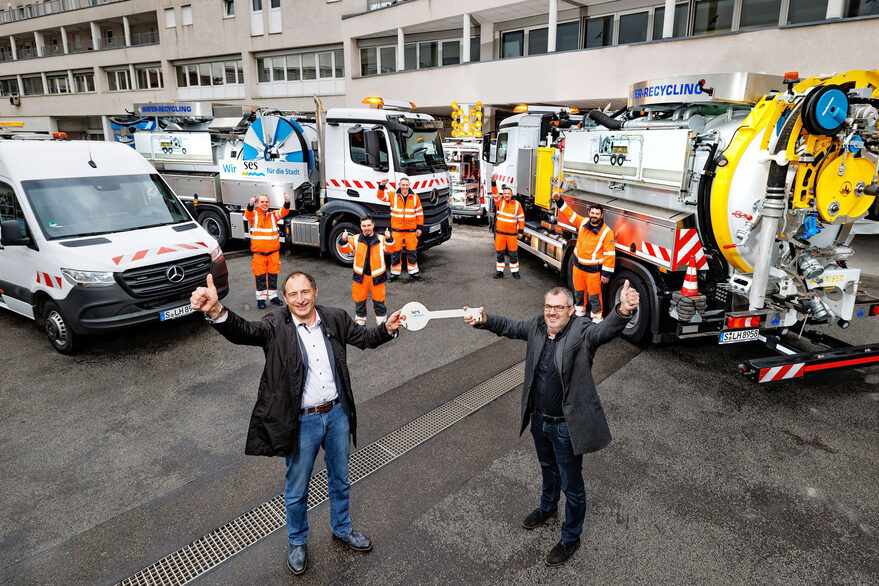 Amtsleiter Jürgen Mutz (v.r.) übergibt dem Kanalbetrieb Schlüssel für die neuen Kanalfahrzeuge.