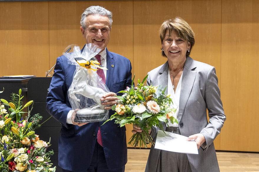 Oberbürgermeister Dr. Frank Nopper würdigt Stadtdirektorin Andrea Klett‐Eininger und überreicht ihr einen Blumenstrauß sowie die Geschenke der Stadt.