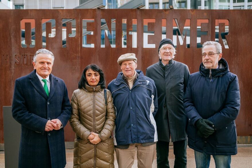 Oberbürgermeister Dr. Frank Nopper, Landtagspräsidentin Muhterem Aras, in der Mitte der Holocaust-Überlebende Garry Fabian. Sie stehen vor dem Schrifzug "Oppenheimer" auf dem Platz.