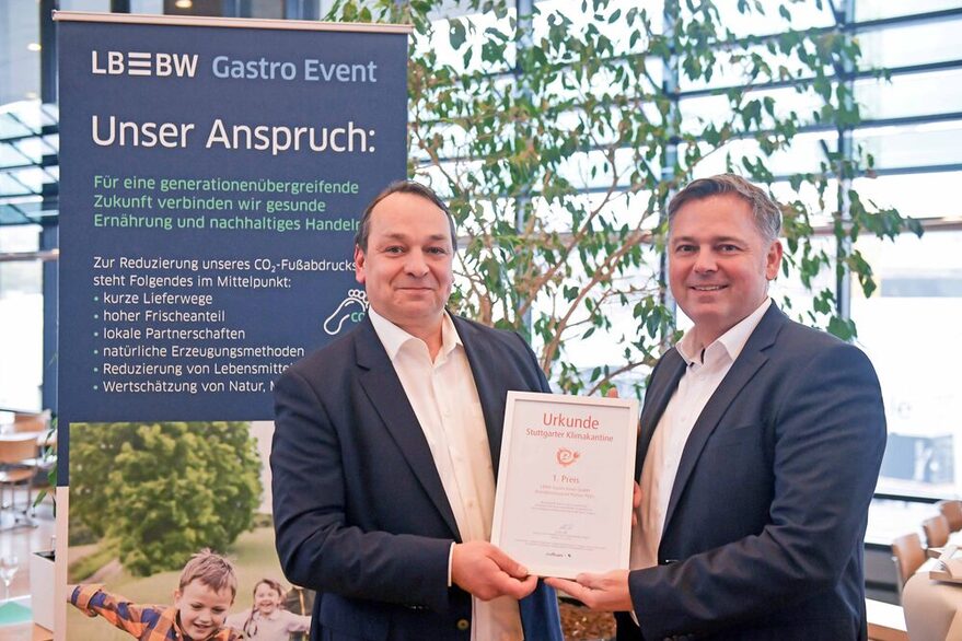 Der Leiter des Amts für Umweltschutz, Andreas Neft (links), übergibt die Siegerurkunde für die „Stuttgarter Klimakantine“ an Goran Jamuljak-Jacob, Geschäftsführer der LBBW Gastro Event.