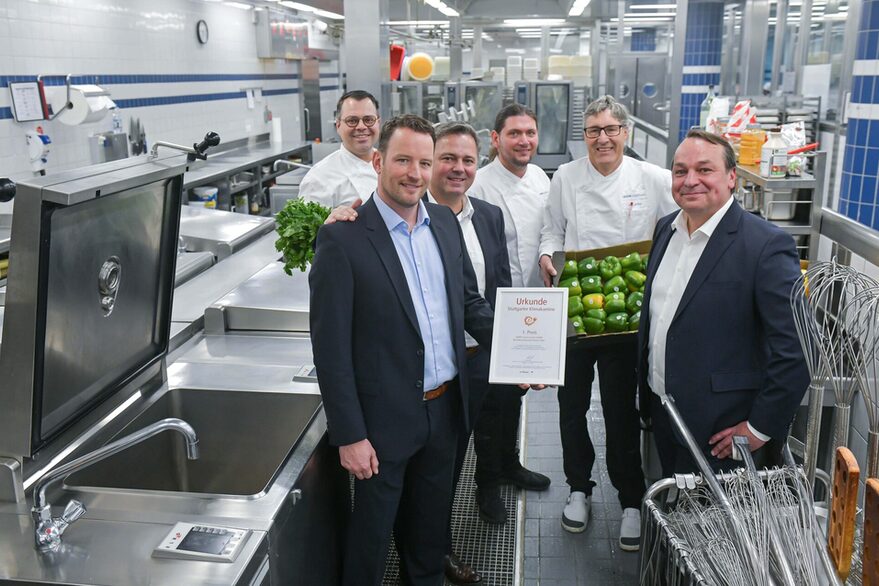 Mit dem Leiter des Amts für Umweltschutz, Andreas Neft (rechts), präsentieren die Sieger ihre Urkunde in der Betriebsküche der LBBW (von links): Betriebsleiter Lars Schmid und Goran Jamuljak-Jacob, Geschäftsführer der LBBW Gastro Event, sowie die Küchenchefs der drei Kantinenstandorte (hinten von links) Christian Warth (am Pariser Platz), Sven Elsner (am Kleinen Schlossplatz) und Bernd Lattke (am Hauptbahnhof).