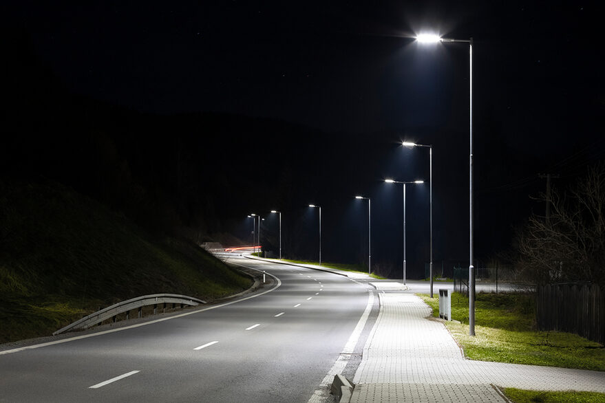 Eine Straße bei Nacht, die von LED-Straßenlaternen beleuchtet wird.