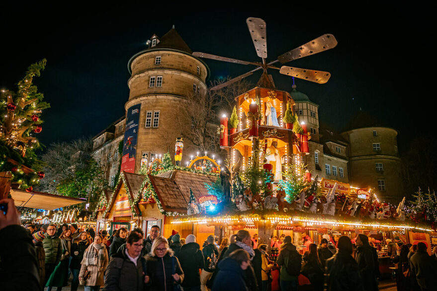 Stuttgarter Weihnachtsmarkt 2023 mit dem Landesmuseum Württemberg im Hintergrund.