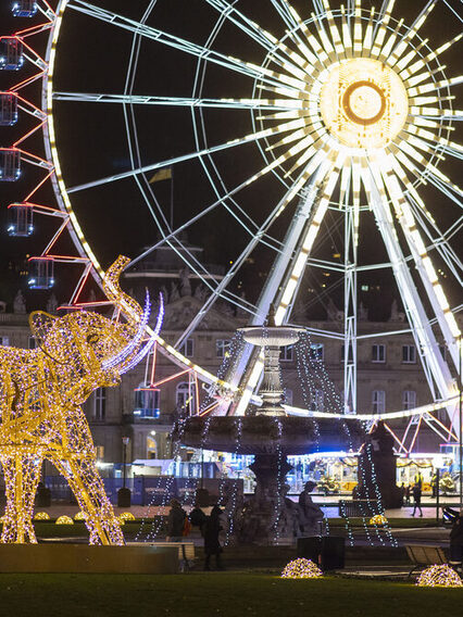 Weihnachtlicher Schlossplatz mit Riesenrad und Glanzlichter