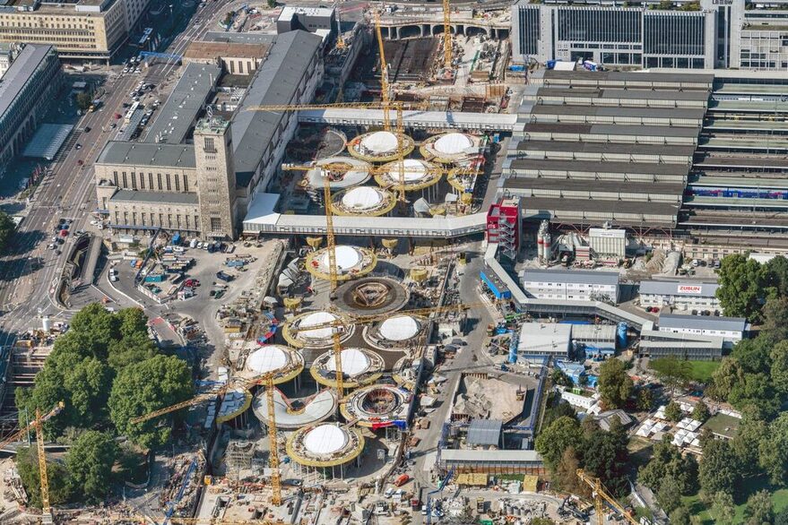 Das Luftbild zeigt einen Blick auf die Bauarbeiten des künftigen Hauptbahnhofs und die Arbeiten an den sogenannten Kelchstützen.