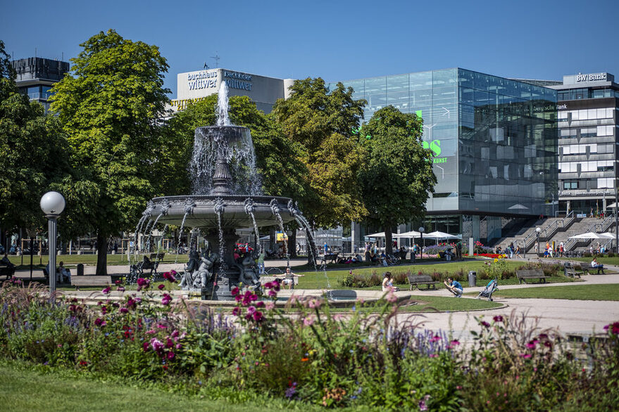 Wichtig für ein gutes Stadtklima sind Grünflächen, wie hier zum Beispiel auf dem Schlossplatz.