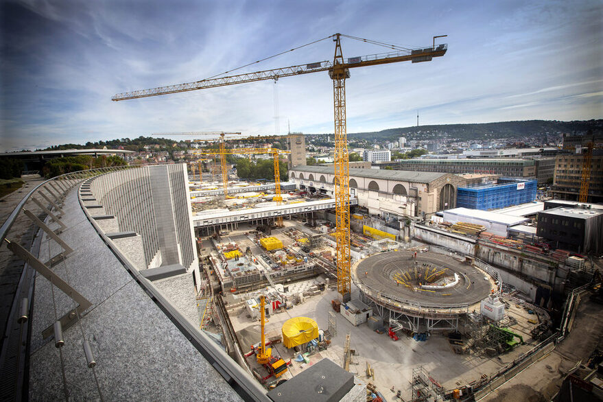 Die Baustelle des neuen Tiefbahnhofs aus der Vogelperspektive.