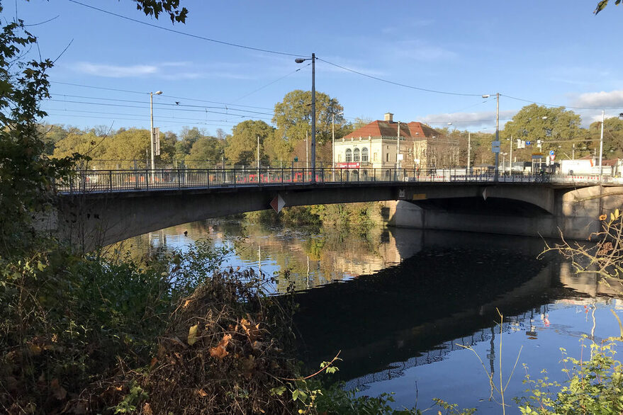 Blick auf die Rosensteinbrücke vom Neckarufer aus an einem sonnigen Herbstmorgen.