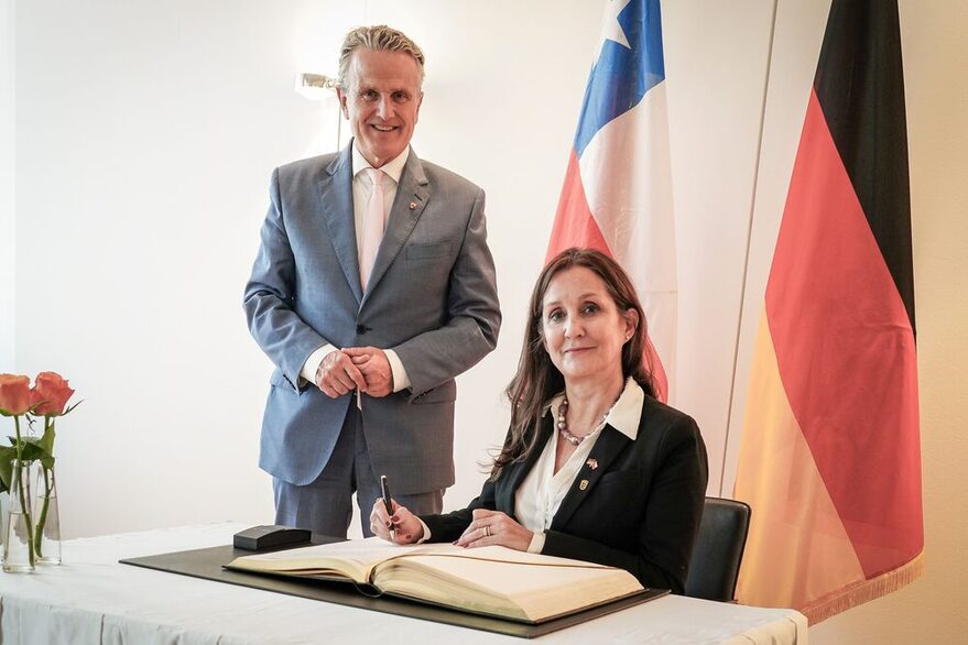 Oberbürgermeister Dr. Frank Nopper empfängt Botschafterin Magdalena Atria Barros  aus Chile mit Eintrag ins Goldene Buch - Rathaus OBM Büro