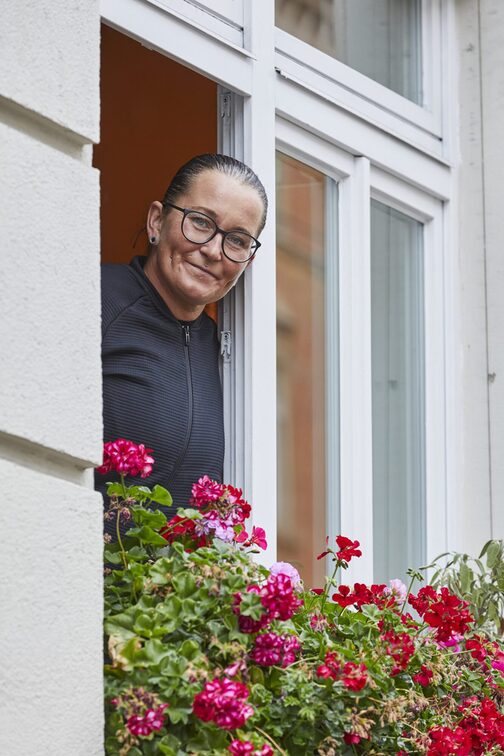 Alexandra L. schaut aus dem Fenster ihrer neuen Wohnung.