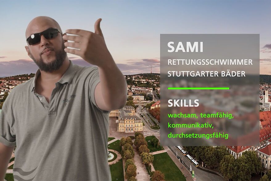 Rettungsschwimmer Sami steht vor einem Hintergrund, der die Stadt Stuttgart zeigt. Im rechten Bereich steht: Sami Rettungsschwimmer Stuttgart Bäder. Skills: wachsam,teamfähig, kommunikativ, durchsetzungsfähig