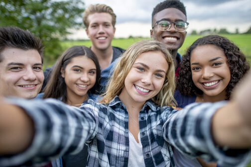 Jugendliche machen gemeinsam ein Selfie