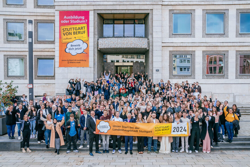 Oberbürgermeister Dr. Frank Nopper hat über 350 neue Auszubildende und Studierende bei der Landeshauptstadt begrüßt. Die Auszubildenden stehen in einer großen Gruppe vor dem Rathaus, Dr. Nopper ist vorne in der Mitte zu erkennen.