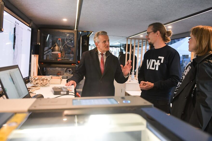 OB Frank Nopper und Ministerin Petra Olchowski informieren sie sich auf dem Marktplatz bei einem Stand des Wissenschaftsfestivals Stuttgart