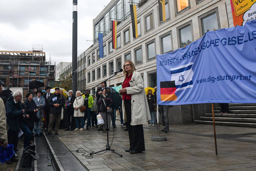 Bürgermeisterin Isabel Fezer spricht vor dem Rathaus ins Mikrofon.