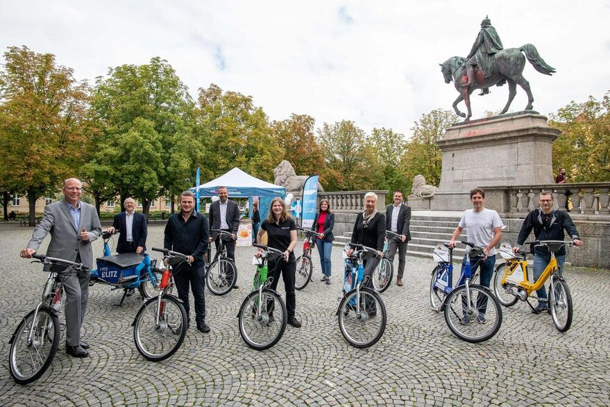 RegioRad übergibt auf dem Karlsplatz Leihfahrräder an Kommunen. Mit individuell gestalteten Kommunenrädern will die DB die Beteiligung der jeweiligen Partnerstädte am Bikesharing‐System hervorheben und den Ausbau nachhaltiger Mobilität in der gesamten Region zum Ausdruck bringen.