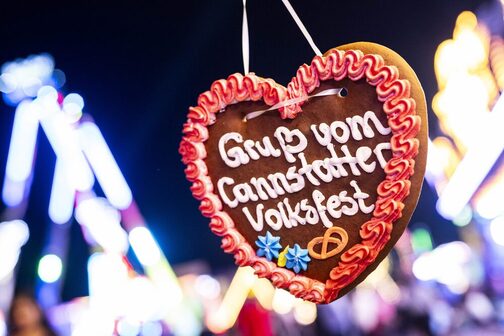 Ein Lebkuchenherz mit der Aufschrift "Gruß vom Cannstatter Volksfest".