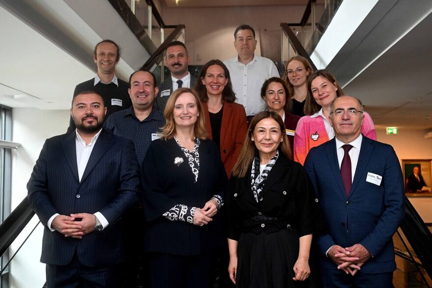 Bürgermeisterin Isabel Fezer mit einer Delegation aus der Türkei im Stuttgarter Rathaus.