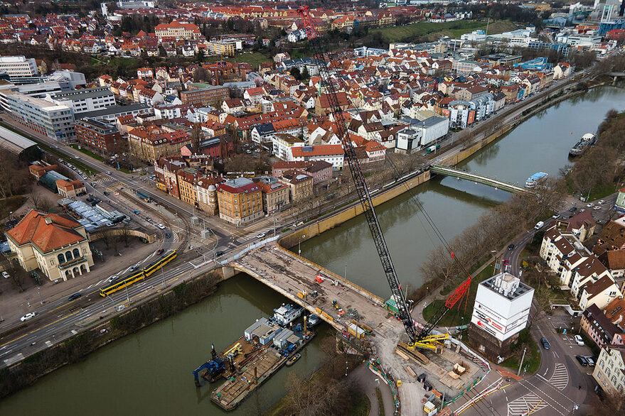 Baustelle mit großem Kran auf der Rosensteinbrücke