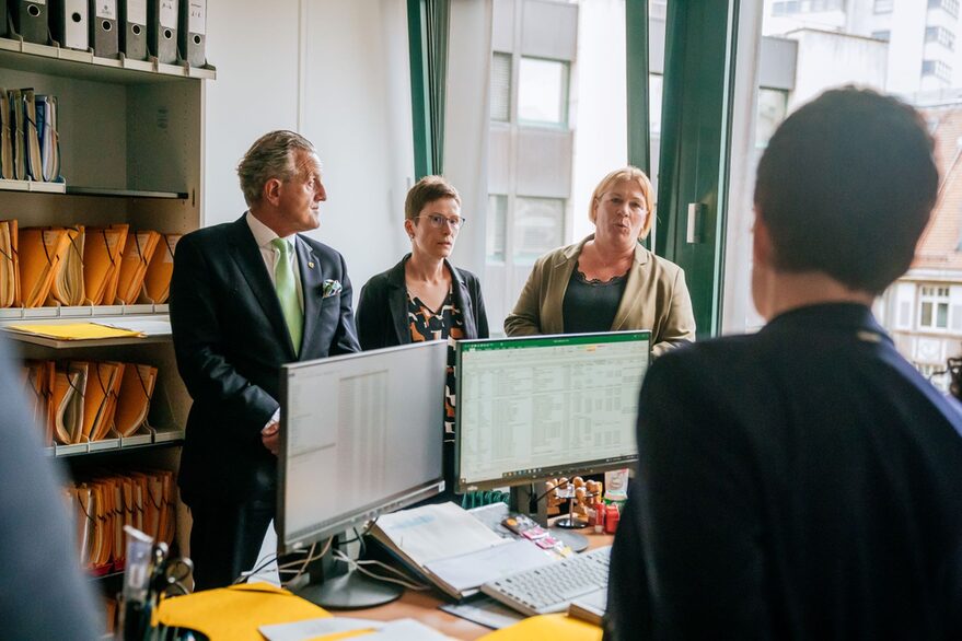 OB Frank Nopper, Marion Kümmerling und Petra Robert im Gespräch mit Ministerin Gentges.