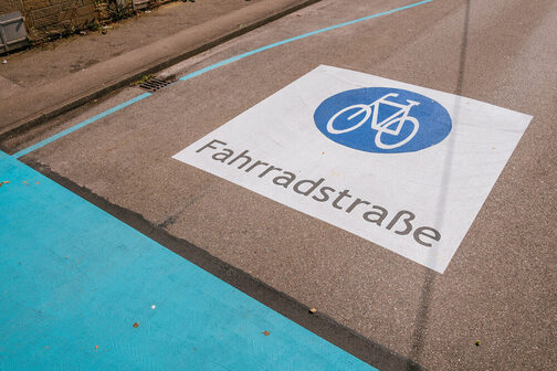 Straße mit Aufschrift "Fahrradstraße"