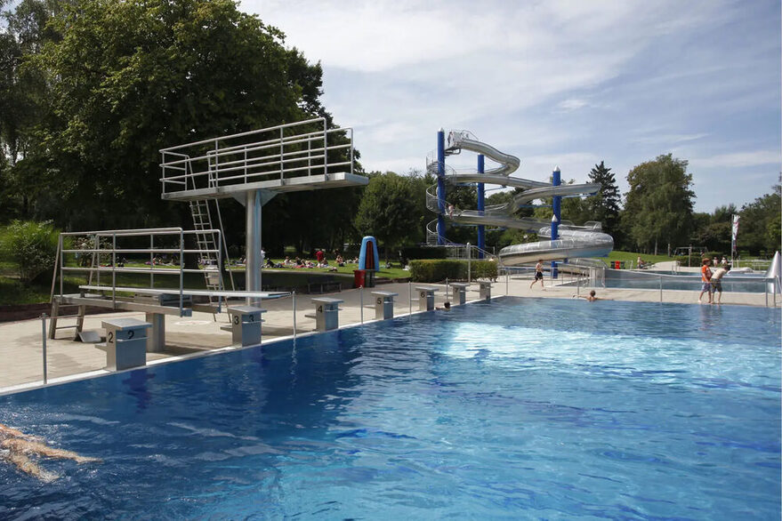 Freibad Rosental mit Sprungturm und Rutsche