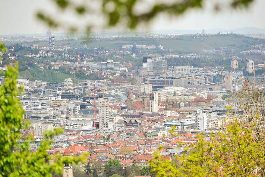 Aussicht vom Santiago-de-Chile Platz über Stuttgart umrandet von Bäumen