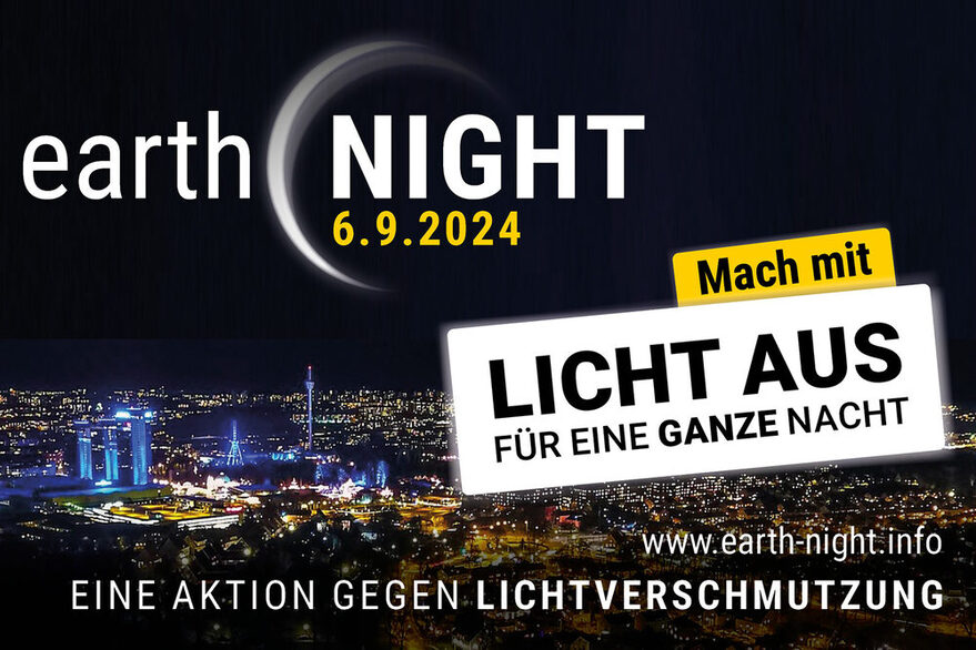 Im Hintergrund ist das Foto einer Großstadt bei Nacht zu sehen. Im Vordergrund ruft ein Text zum Mitmachen bei der Earth Night am 06.09.2024 auf. Text: Earth Night am 06.09.2024. Mach mit. Licht aus für eine ganze Nacht. www.earth-night.info. Eine Aktion gegen Lichtverschmutzung.