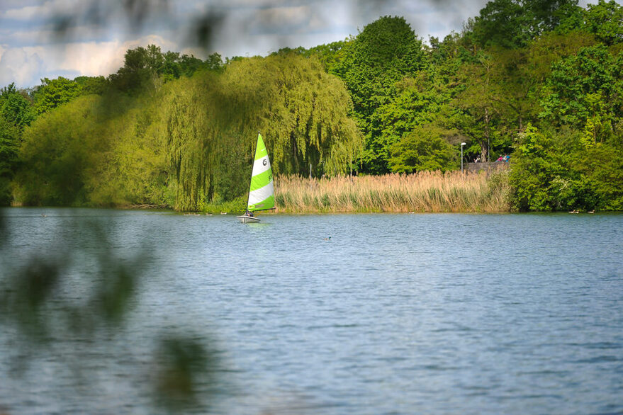 Ein Segelschiff auf dem Max Eyth See