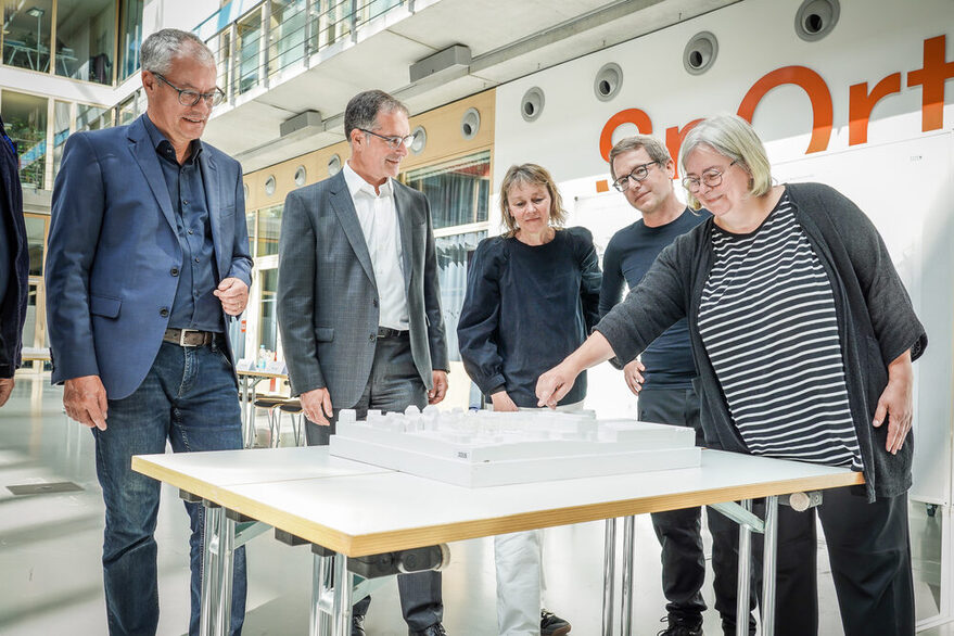 Bürgermeister Dr. Clemens Maier bei der Pressekonferenz Vorstellung des Siegerentwurfs zum Realisierungswettbewerb mit freiräumlichen Ideenteil - Neubau Sport- und Kulturmitte (SKM) – Hedelfingen