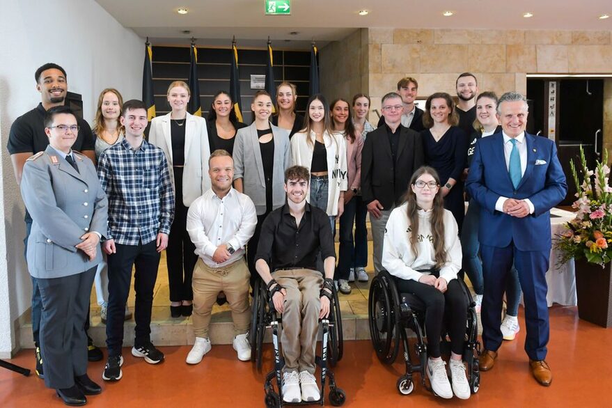 Gruppenbild Olympia- und Paralympicsteilnehmerinnen und -teilnehmer mit OB Nopper